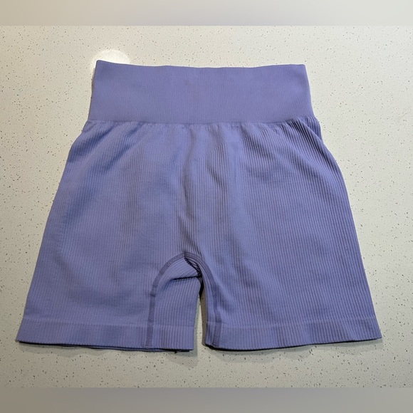 High-Waist Seamless Ribbed Shorts in Lilac Purple - Picture 2 of 5